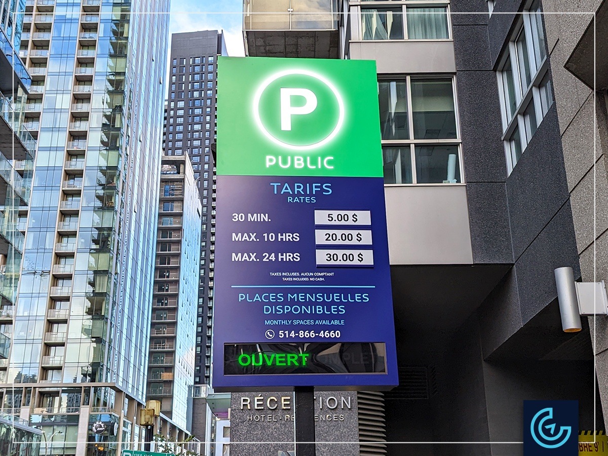 Enseigne de stationnement lumineuse avec les prix changéants pour l'hôtel Novotel à Montréal.
