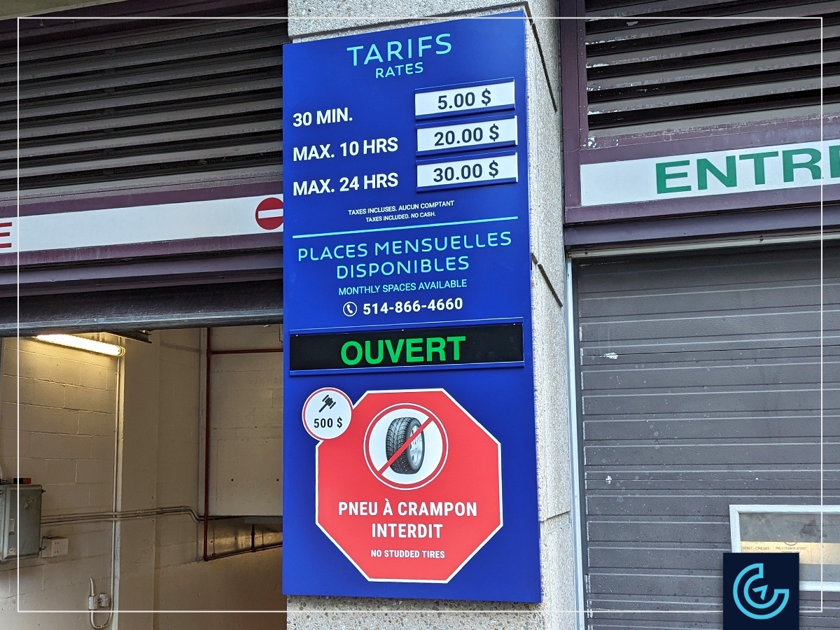 Enseigne de stationnement lumineuse avec les prix changéants pour l'hôtel Novotel à Montréal.